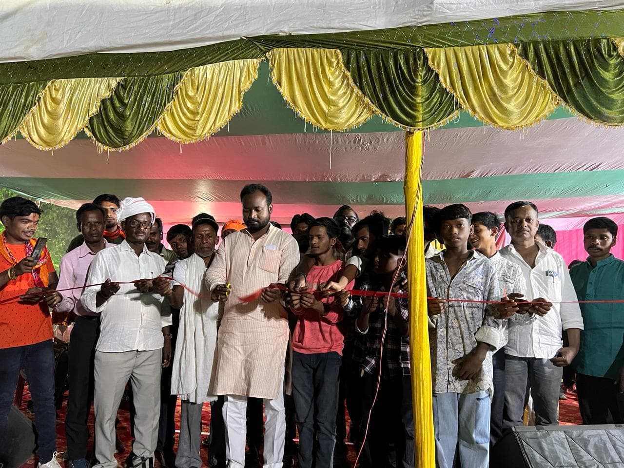 अंगारे पर नंगे पांव चल दिखायी शिव के प्रति आस्था