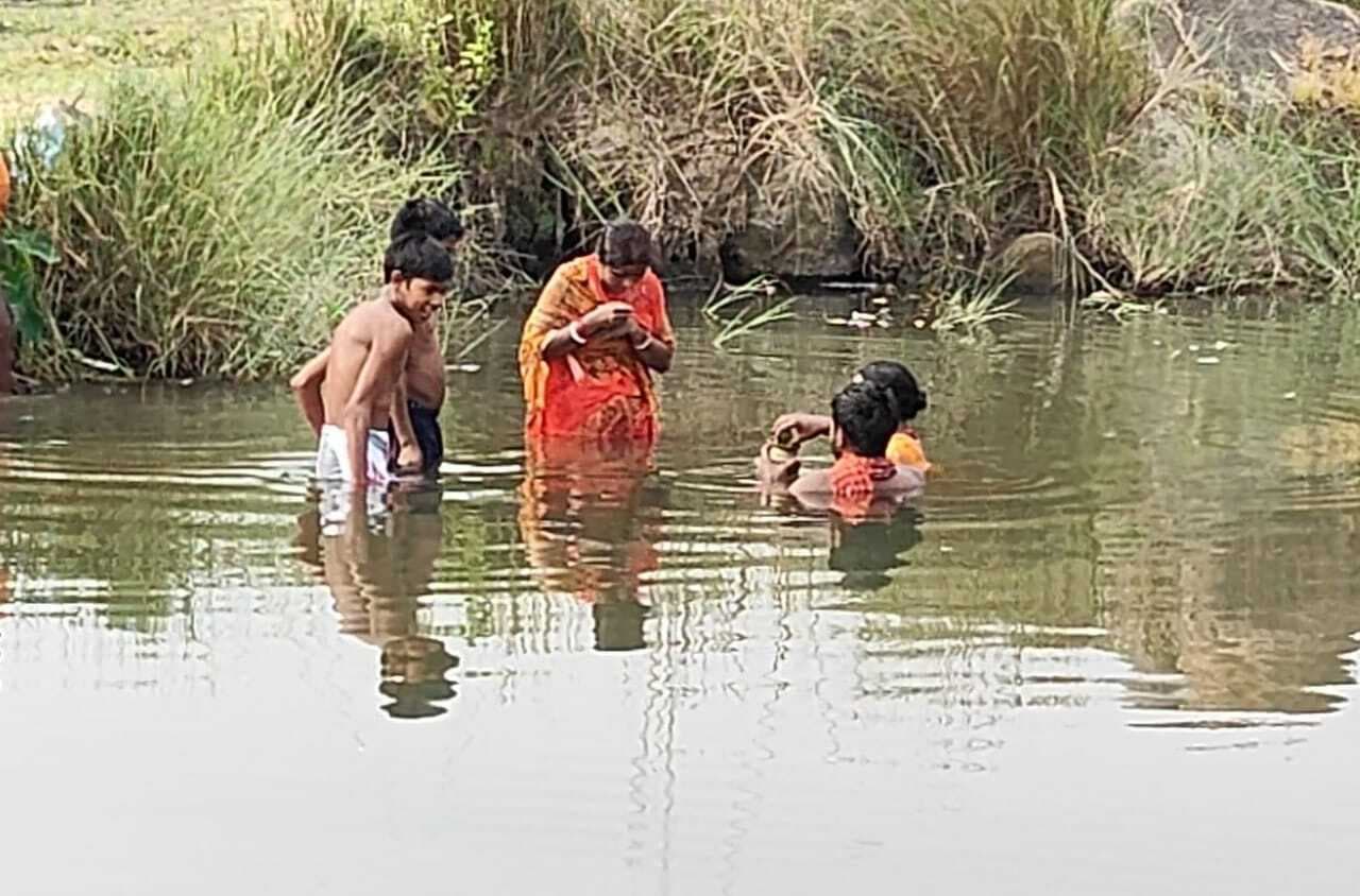 राहे घाघ के जलाशय में निकला शिवलिंग, उमड़े श्रद्धालु