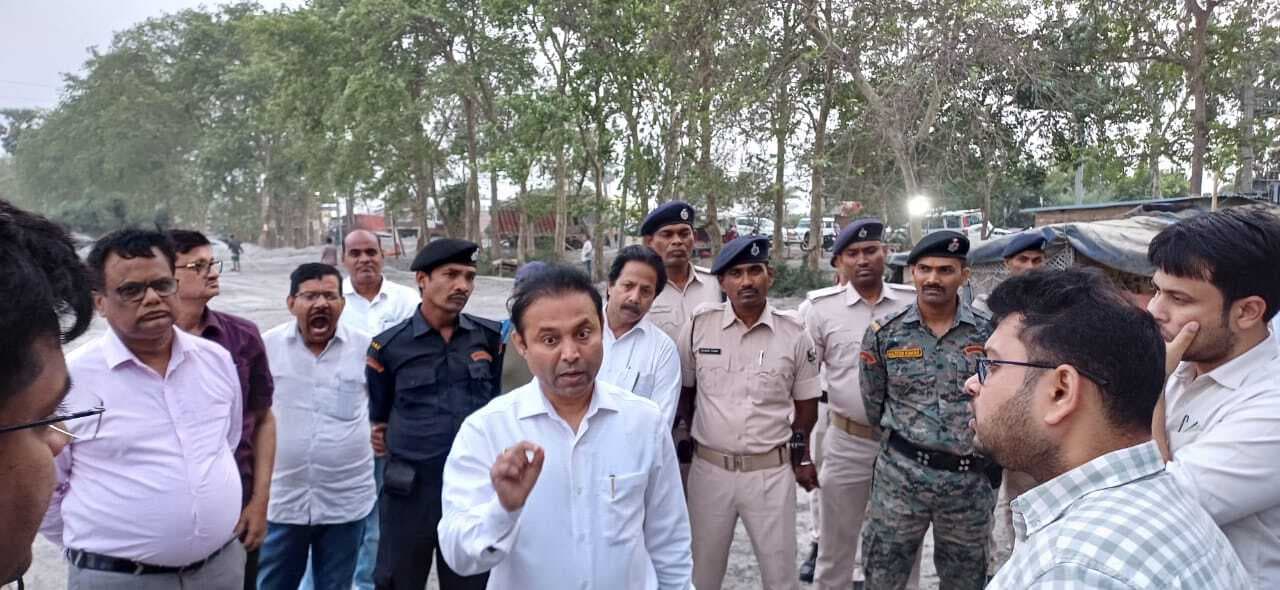 जमीन को इस तरह तैयार करें कि बरसात में वाहन चालक या यात्रियों को न हो परेशानी : जिलाधिकारी