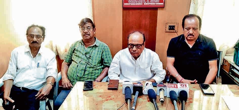 यूनियन नेताओं की प्रेस मीट से मुश्किल में तृणमूल