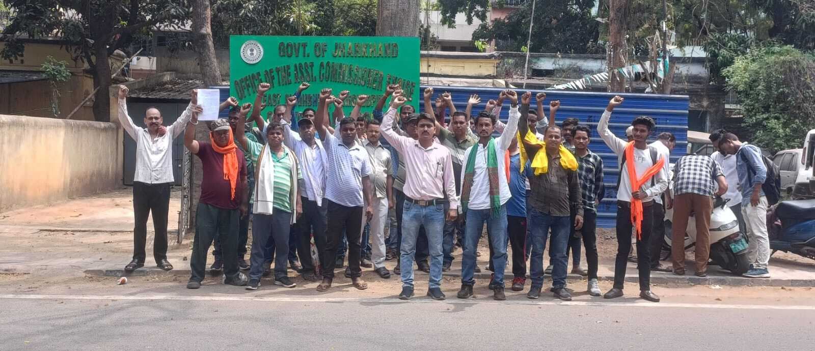 बकाया वेतन की मांग को लेकर सुरक्षा कर्मियों ने किया प्रदर्शन