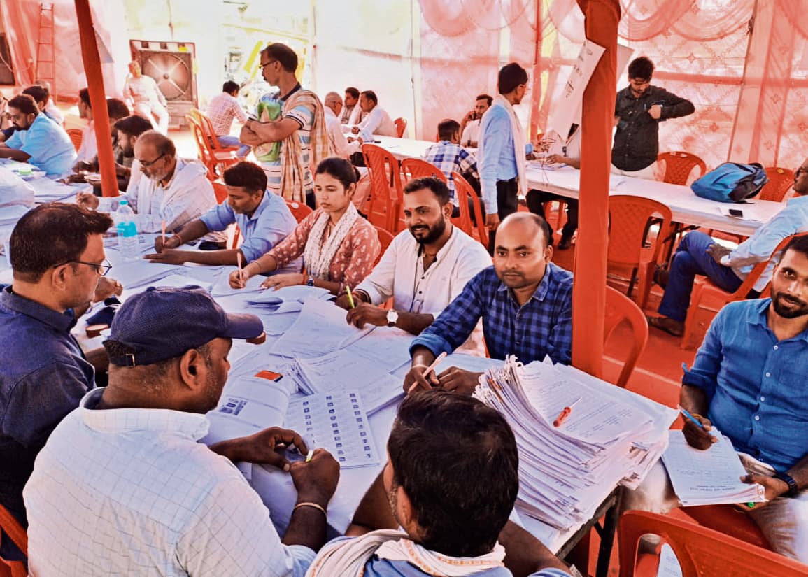 विखंडन के दौरान विलोपित नामों को हटाकर मतदाता सूची को किया जा रहा अपडेट