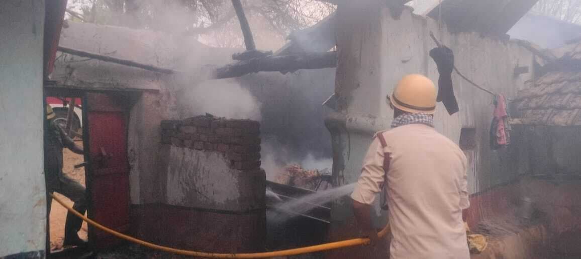 शाॅर्ट सर्किट से घर में लगी आग, युवक की मौत