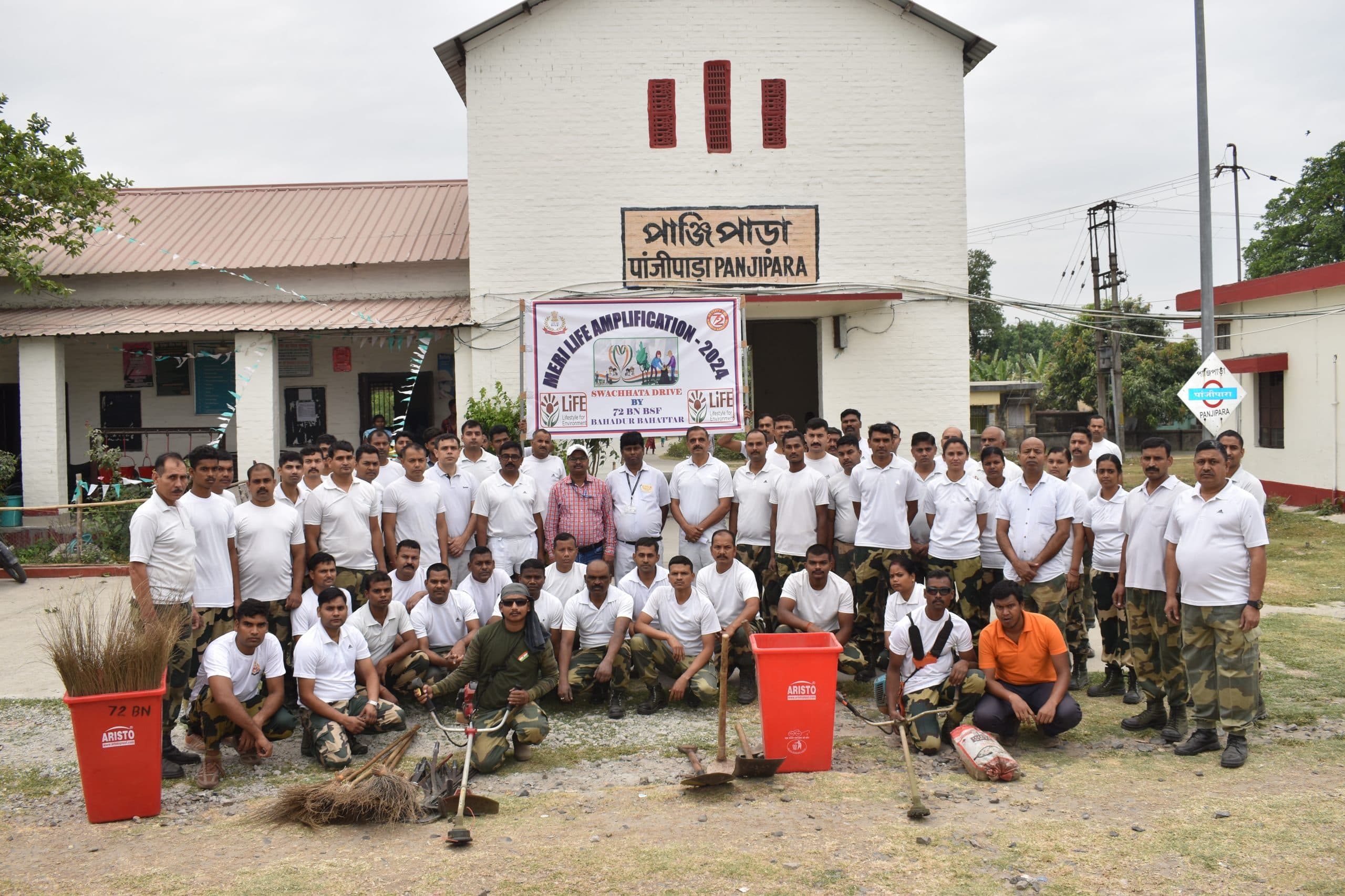 बीएसएफ जवानों ने पांजीपाड़ा रेलवे स्टेशन पर चलाया सफाई अभियान