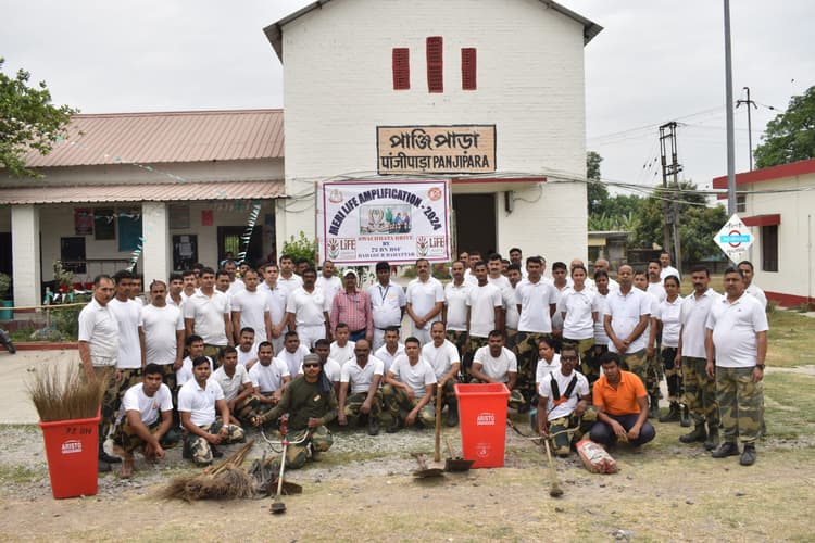बीएसएफ जवानों ने पांजीपाड़ा रेलवे स्टेशन पर चलाया सफाई अभियान