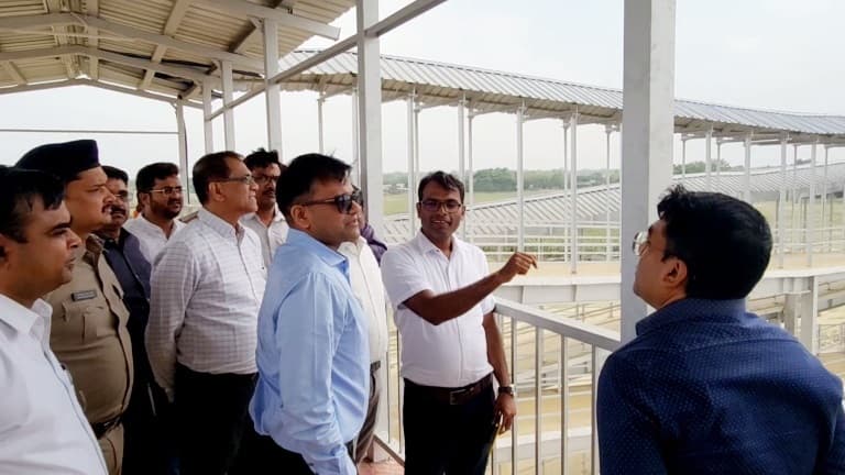 रेलवे अधिकारियों के साथ डीएम ने किया नवनिर्मित पौआखाली रेलवे स्टेशन का निरीक्षण