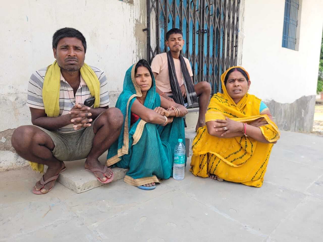 घर निर्माण करने के लिए हटाया सामान तो पड़ोसियाें ने पीट-पीट कर मार डाला