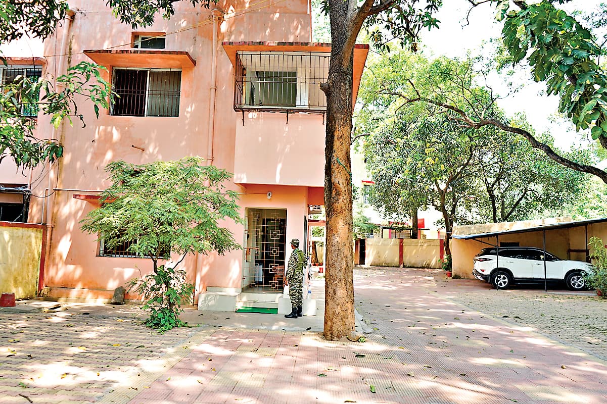 संजीव लाल के दोनों घर में दिनभर जमे रहे इडी के अधिकारी