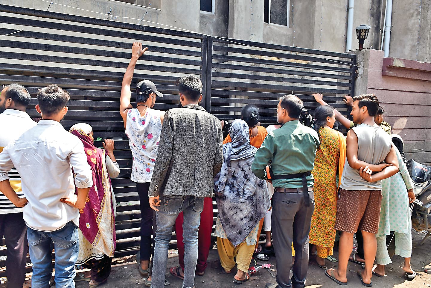 कुलदीप मिंज के आवास के अंदर पसरा था सन्नाटा, बाहर जमी हुई थी लोगों की भीड़