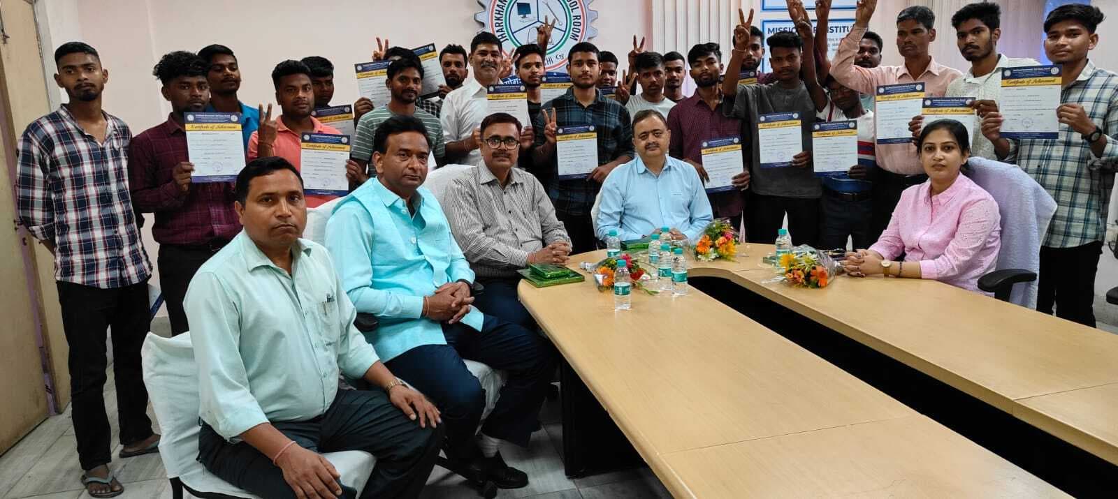 उषा मार्टिन ने कराया 30 युवकों को इलेक्ट्रिशियन व सोलर पैनल का प्रशिक्षण