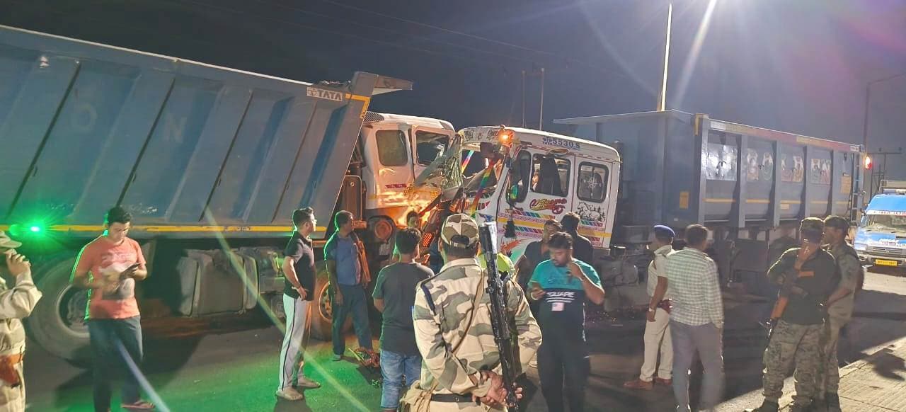 फरक्का बराज पर दो हाइवा की टक्कर, तीन घंटे मार्ग बाधित