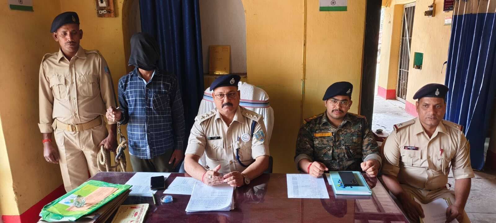 पुलिस ने 146 बोतल देसी-विदेशी शराब किया जब्त. विक्रेता गिरफ्तार