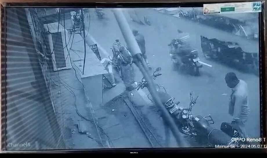 एसबीआइ ग्राहक के 53 हजार रुपये ले उड़े बदमाश, घटना सीसीटीवी में कैद