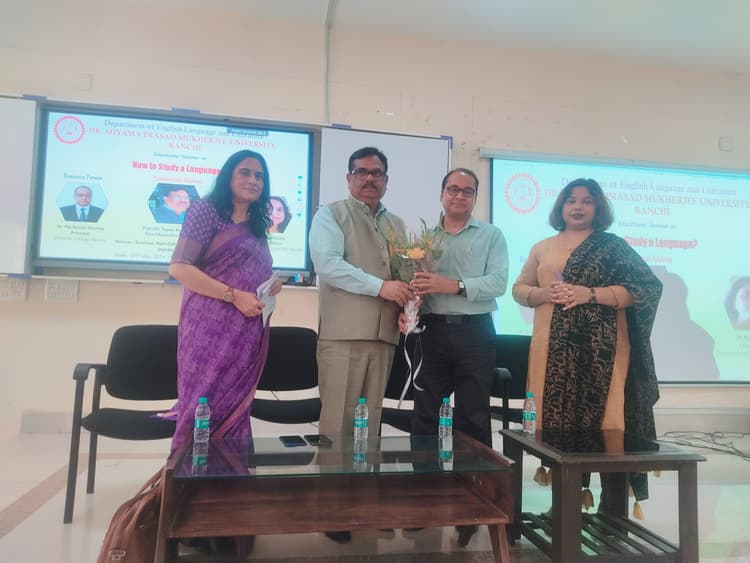 आत्मविश्वास के साथ पढ़ें और अच्छी लेखन शैली को आत्मसात करें: डॉ शांडिल्य