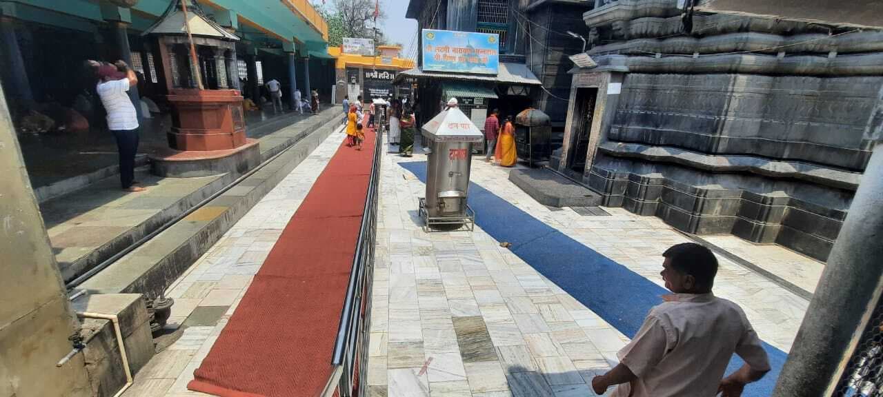 विष्णुपद मंदिर में श्रद्धालुओं के पैरों की शीतलता के लिए बिछाये गये कारपेट