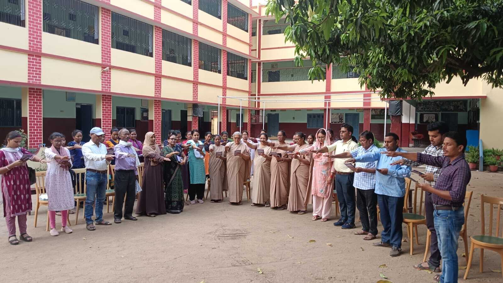 मतदान का प्रतिशत बढ़ाने और लोगों को वोटिंग करने के लिए शिक्षकों ने किया जागरूक, ली शपथ