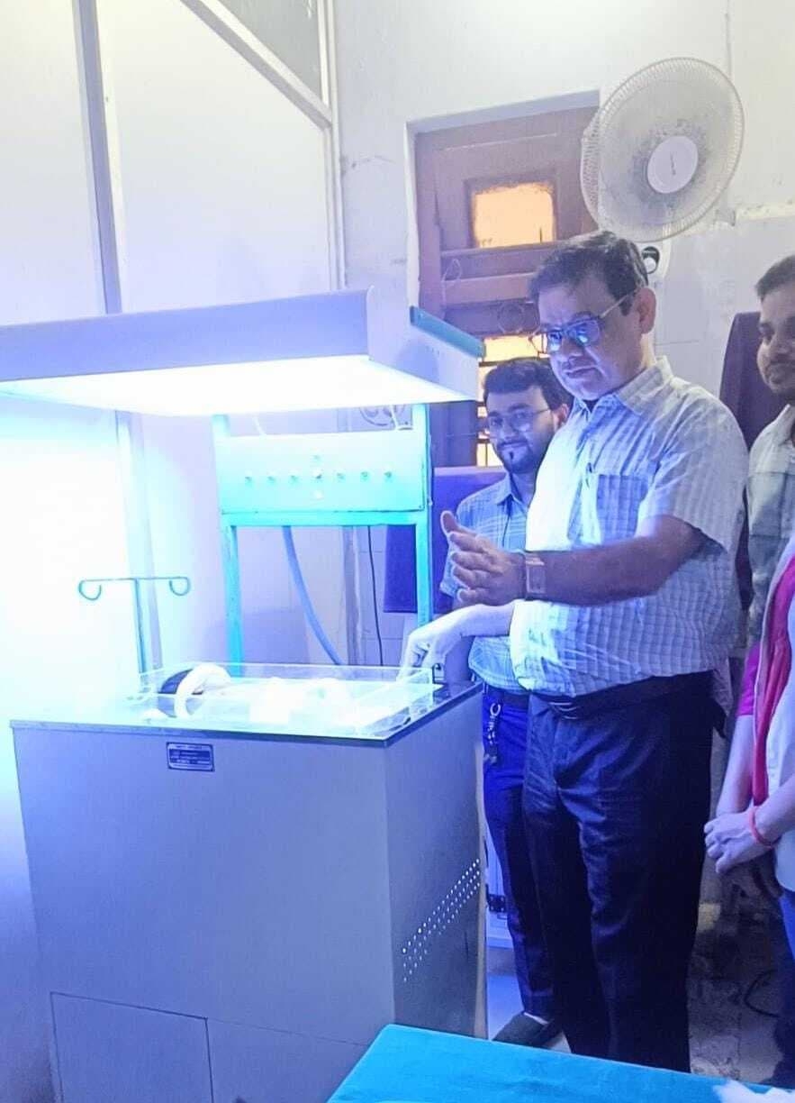 राजकीय आयुर्वेदिक कॉलेज अस्पताल में फोटो थेरेपी मशीन से नवजात का इलाज शुरू