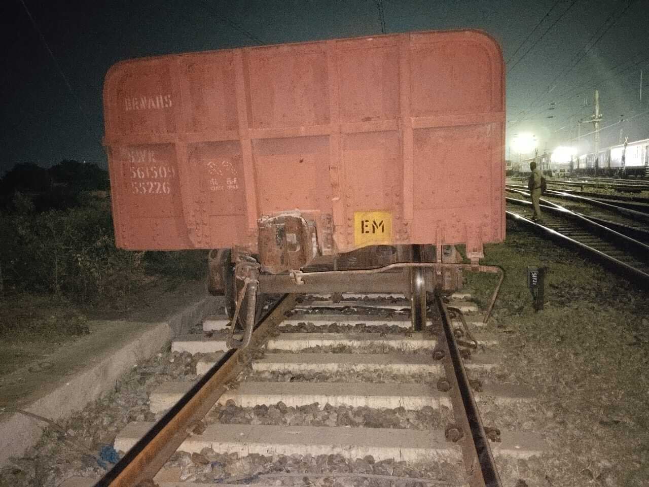 शंटिंग के दौरान मालगाड़ी का वैगन बेपटरी, जांच में जुटे अधिकारी
