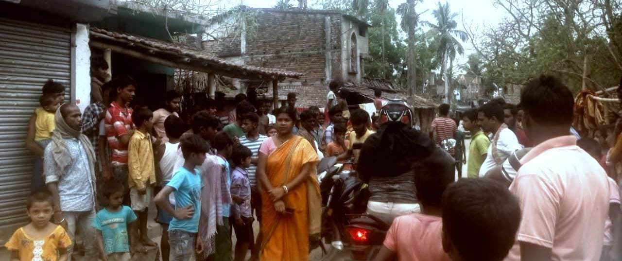 लोगों ने गांव में शराब बेचने आये नाबालिग को पकड़ा