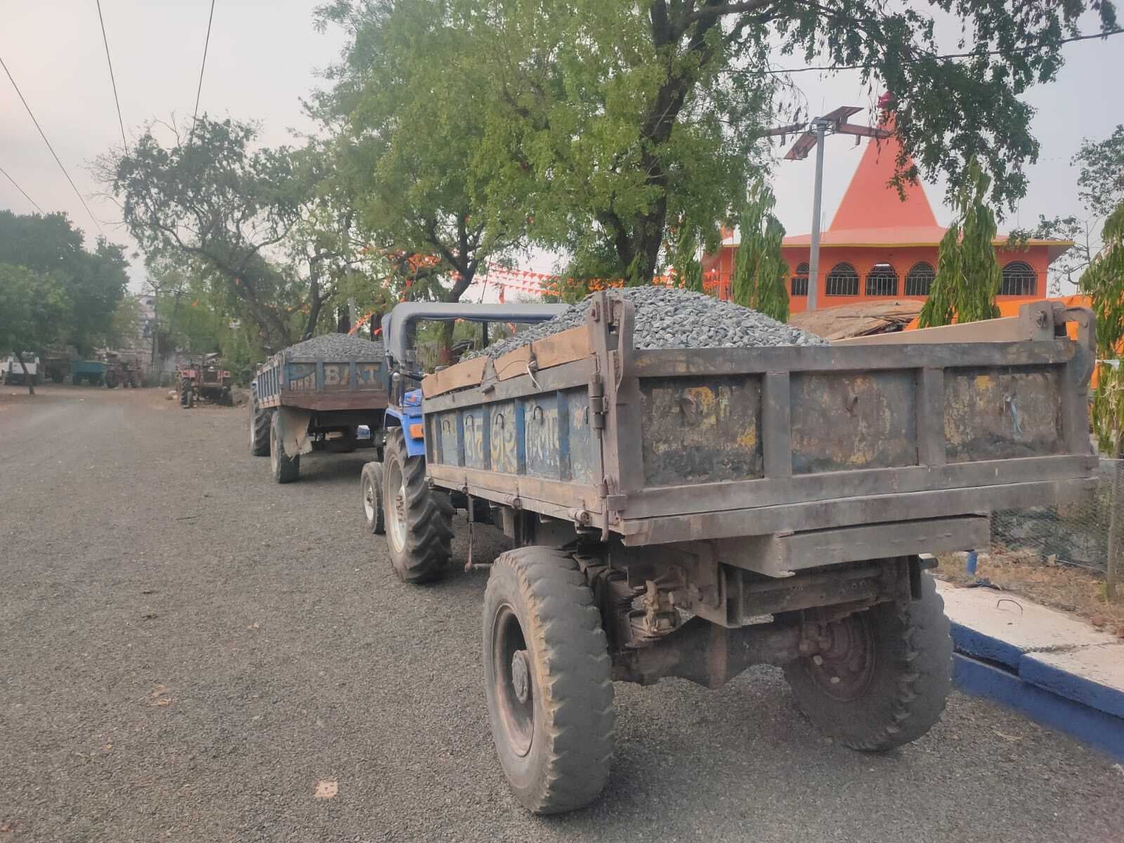 एमवीआइ ने गिट्टी लोड दो ट्रैक्टर किया जब्त