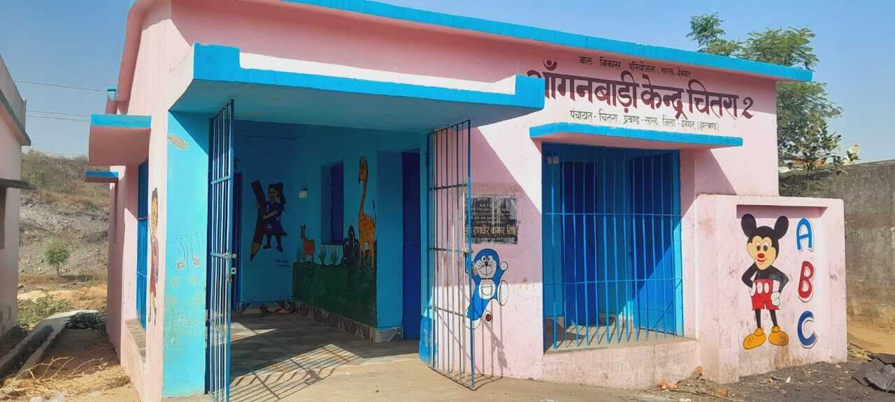बाउरी टोला के मॉडल आंगनबाड़ी केंद्र में बिजली व पानी की व्यवस्था नहीं, होती है परेशानी