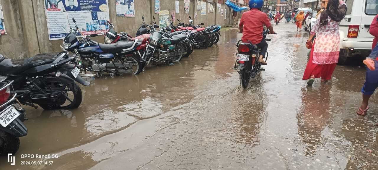 तेज हवाओं संग झूमकर बरसा बदरा, सुहाना हुआ मौसम, भीषण गर्मी से मिली राहत