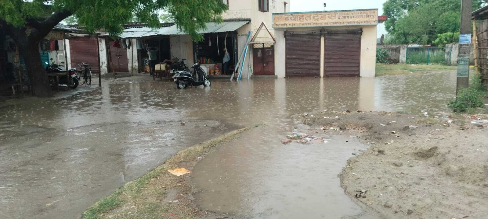 वाल्मीकिनगर, मधुबनी व भितहा में मूसलाधार बारिश से खेतों में लगा पानी, किसानों के चेहरे खिले