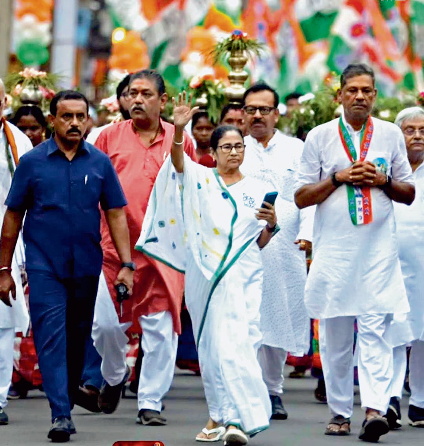मुख्यमंत्री के रोड शो में उमड़ा जन सैलाब, कीर्ति आजाद के क्रिकेट जीवनी पर पुस्तिका का सीएम ने किया विमोचन