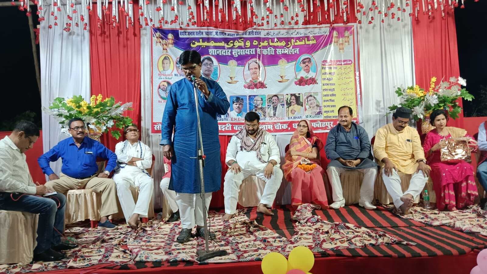 देश, दुनिया और समाज में आये बदलाव पर अपनी रचनाओं से शायरों ने लोगों को झकझोरा