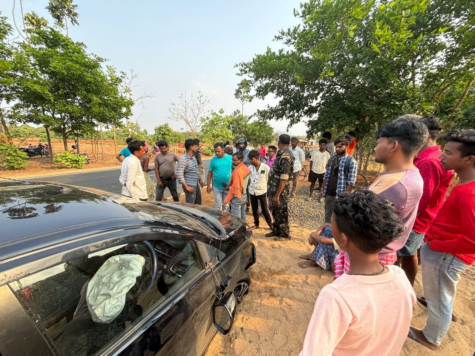 कार के धक्के से दो व्यक्ति घायल, एयर बैग से बची चालक की जान