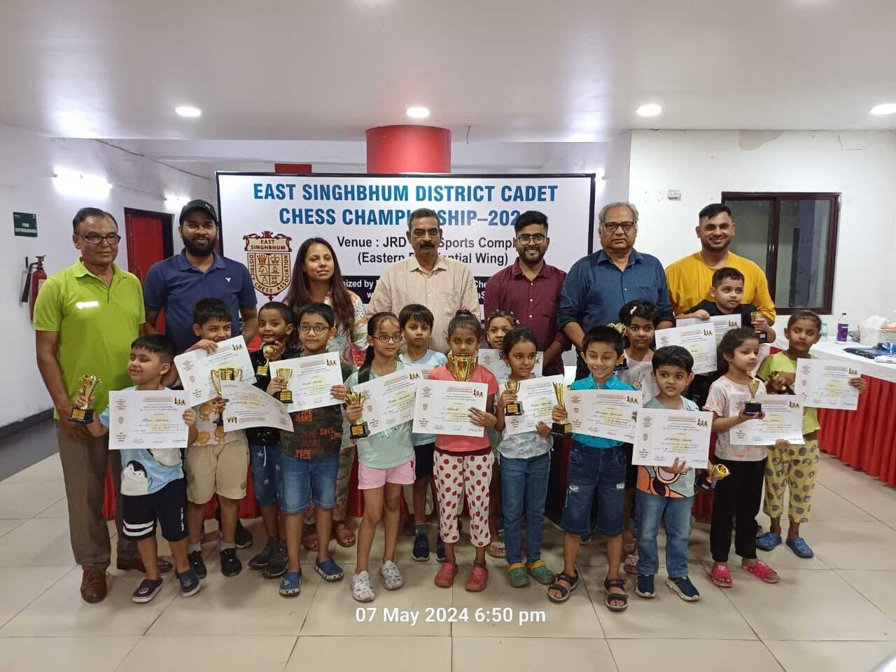 चेस : टी निहारिका व रिद्धान बने चैंपियन