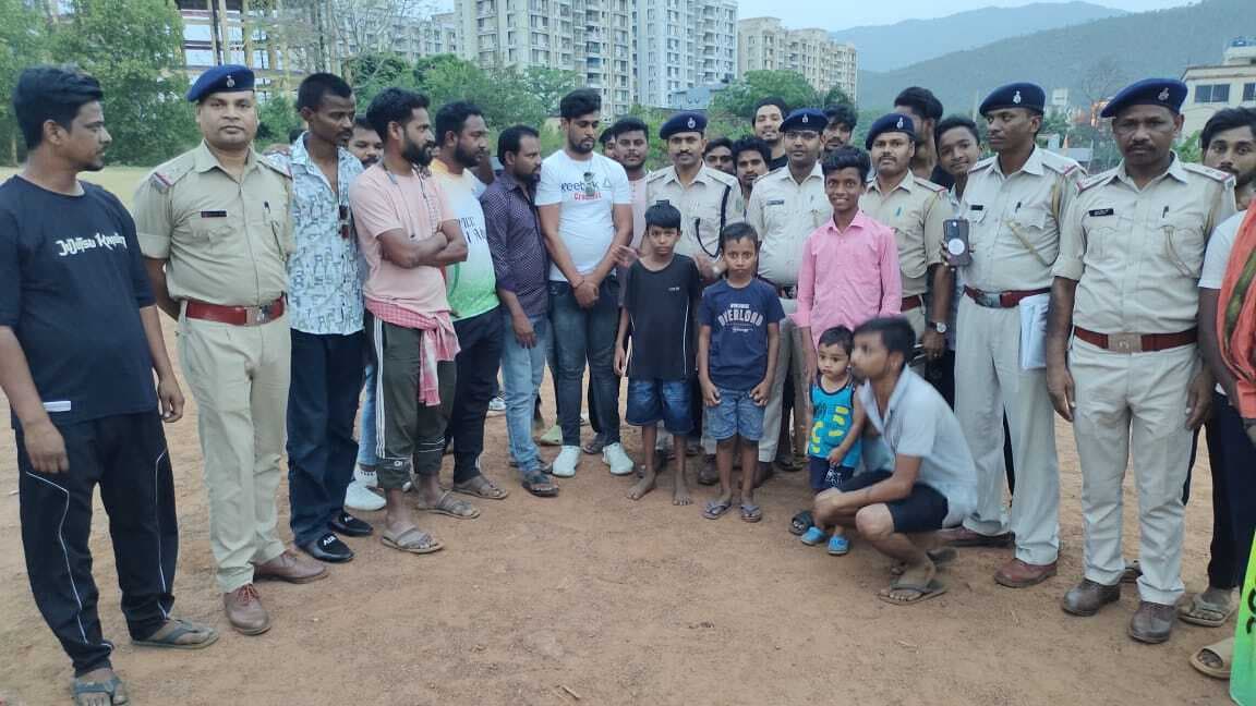 पुलिस ने युवाओं के साथ खेला क्रिकेट, नशे से दूर रहने का दिया संदेश