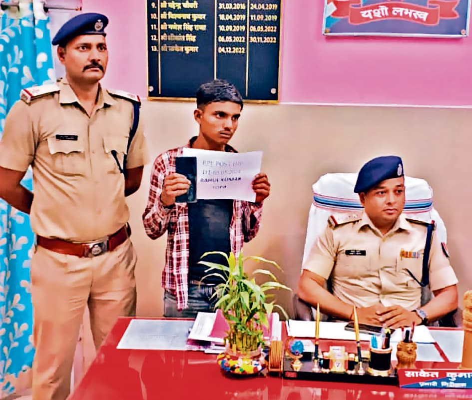 युवती से मोबाइल झपट कर भाग रहा बदमाश धराया