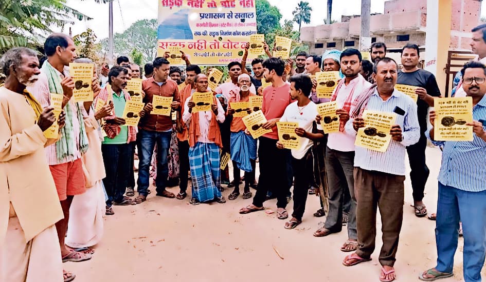 महनार की करनौती पंचायत में ग्रामीणों ने बुलंद किया ””रोड नहीं, तो वोट नहीं”” का नारा