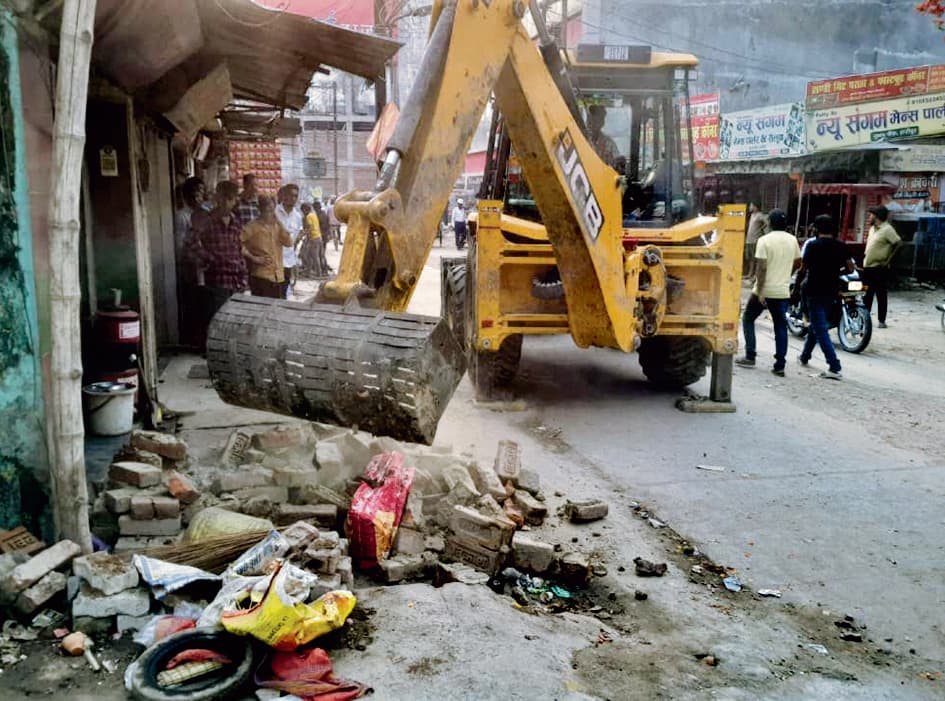 अतिक्रमणकारियों पर चला नगर परिषद का बुलडोजर