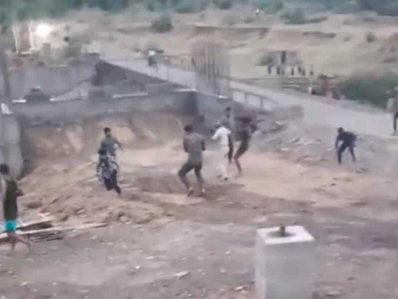 अंगारपथरा पुलिस पर हमला, वाहन को किया क्षतिग्रस्त