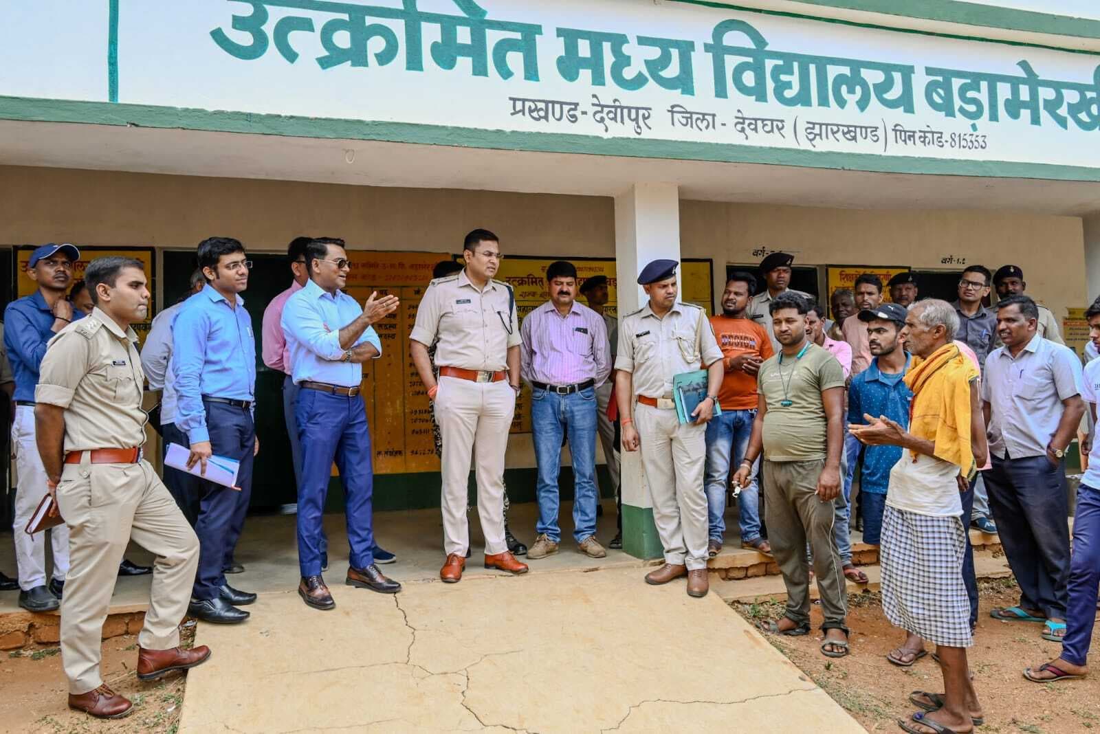 डीसी व एसपी ने विभिन्न प्रखंडों में वलनरेबल और क्रिटिकल बूथों का लिया जायजा