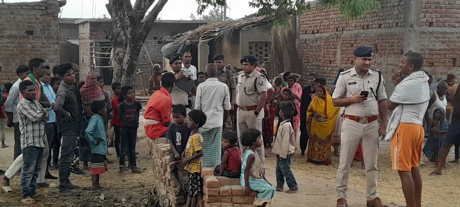 छापेमारी के दौरान ग्रामीण का फटा सिर, भीड़ ने पुलिस टीम को खदेड़ा