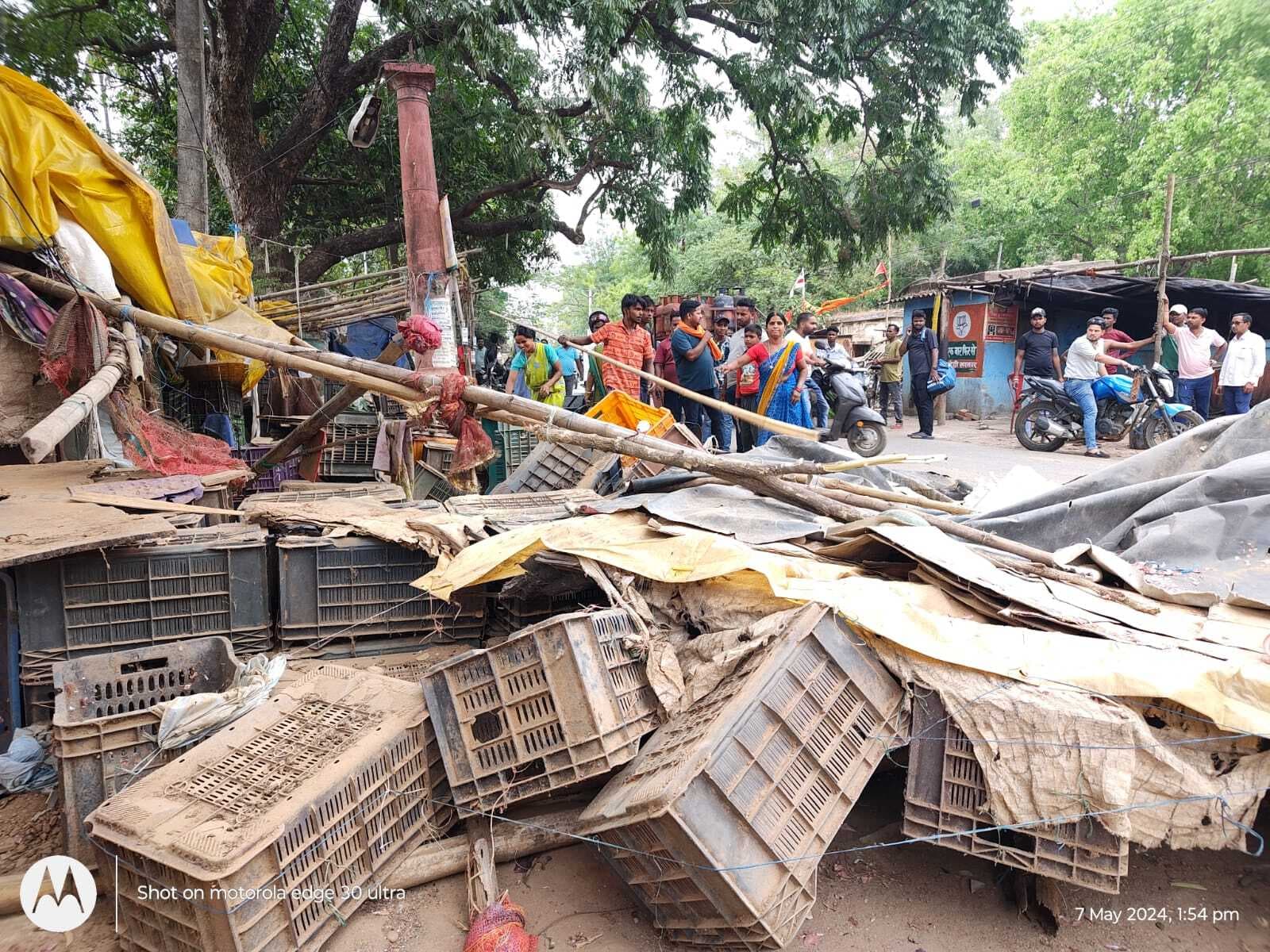 बरियातू रोड में हटाया गया अतिक्रमण, 40 दुकानें तोड़ी गयीं, छह ठेले जब्त