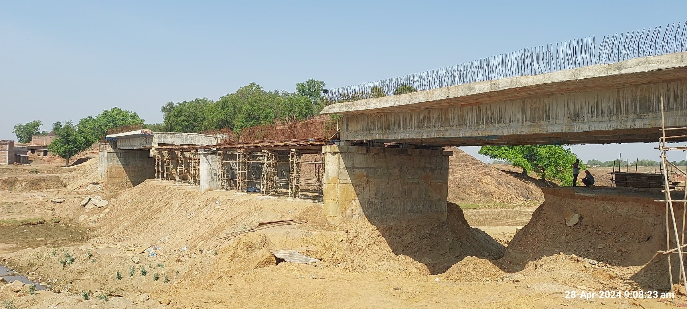 अरगा नदी पर पुल निर्माण पूरा नहीं होने से ग्रामीणों में क्षोभ