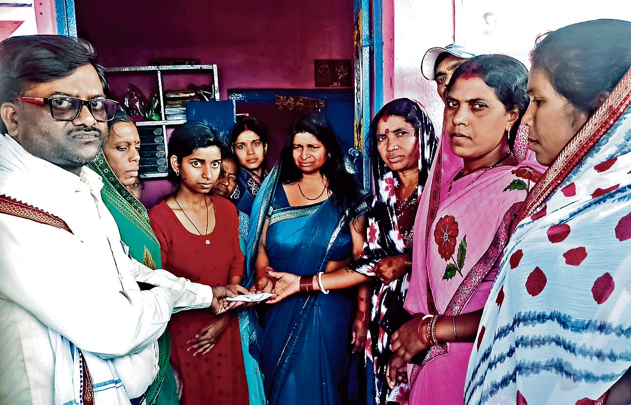 दिवंगत शिक्षक के परिजनों को संघ ने किया आर्थिक सहयोग