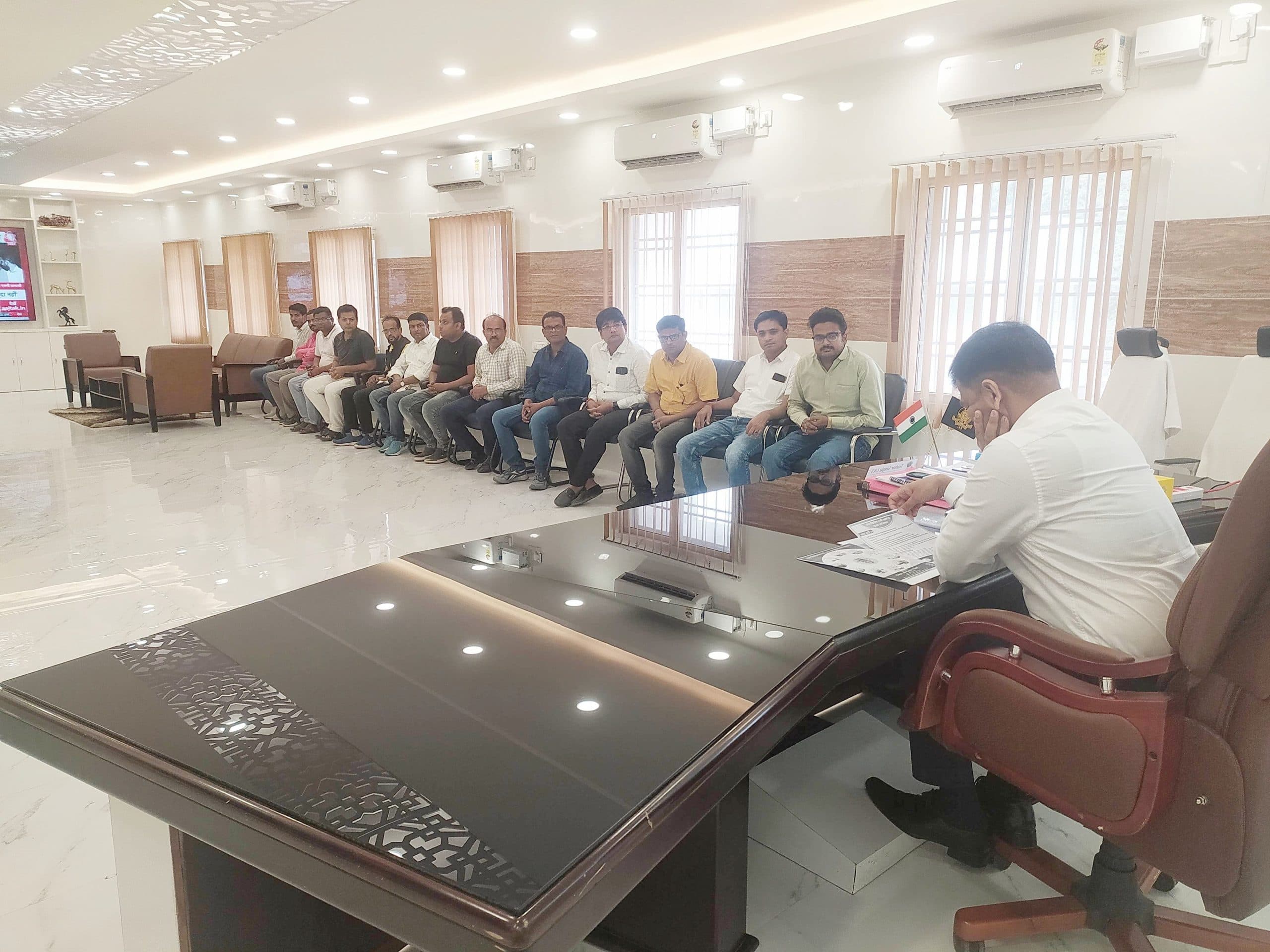 एलपीजी गैस एजेंसी के प्रतिनिधियों के साथ डीएम ने की बैठक, दिये कई निर्देश