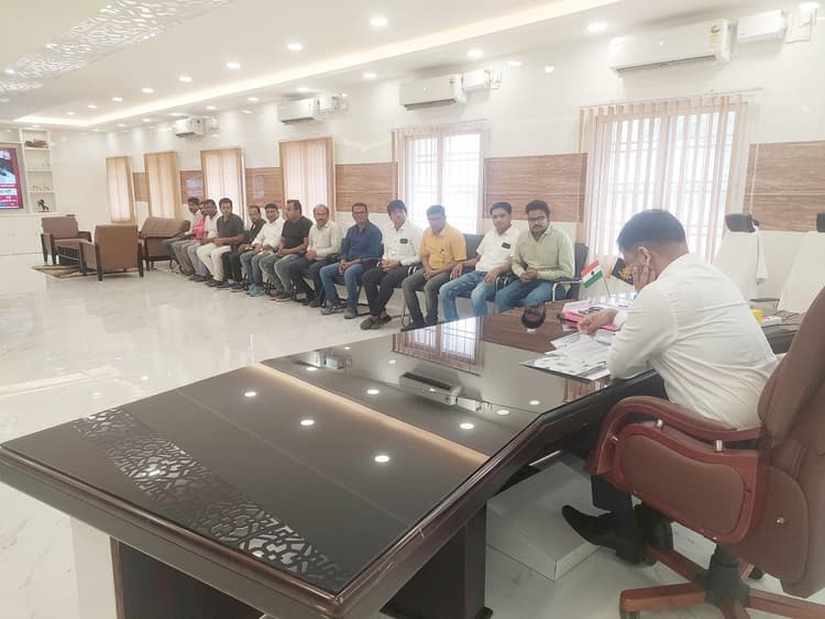 एलपीजी गैस एजेंसी के प्रतिनिधियों के साथ डीएम ने की बैठक, दिये कई निर्देश