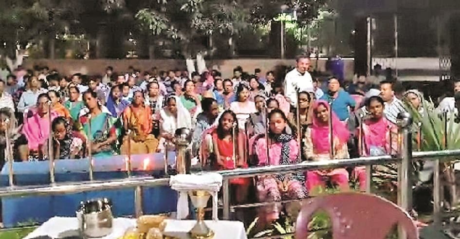 माता मरियम की आराधना में शामिल हो रहे विश्वासी