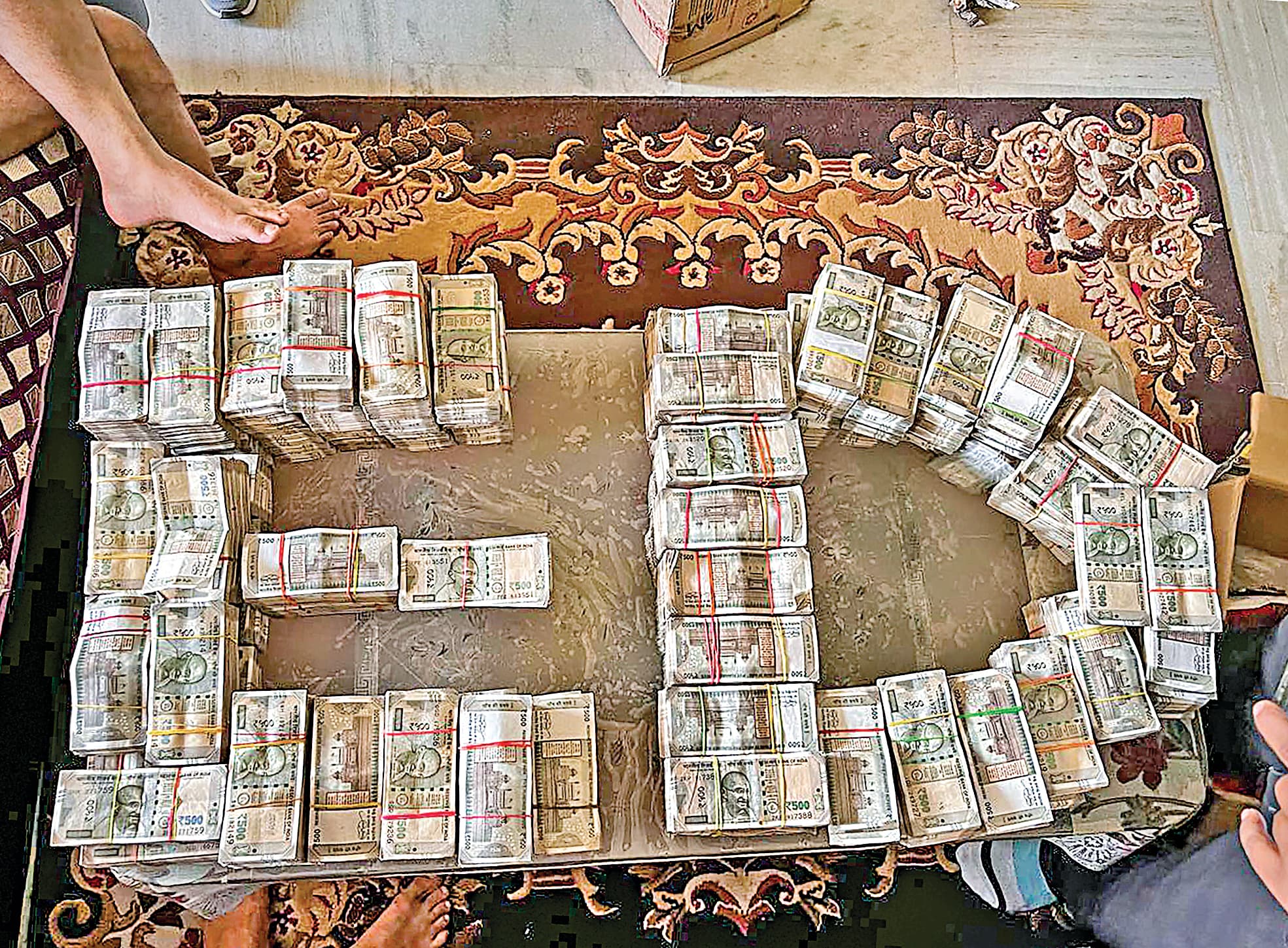 ठेकेदार राजीव के ठिकाने से डेढ़ करोड़ रुपये बरामद