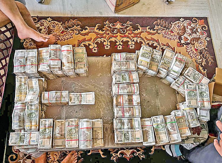 ठेकेदार राजीव के ठिकाने से डेढ़ करोड़ रुपये बरामद