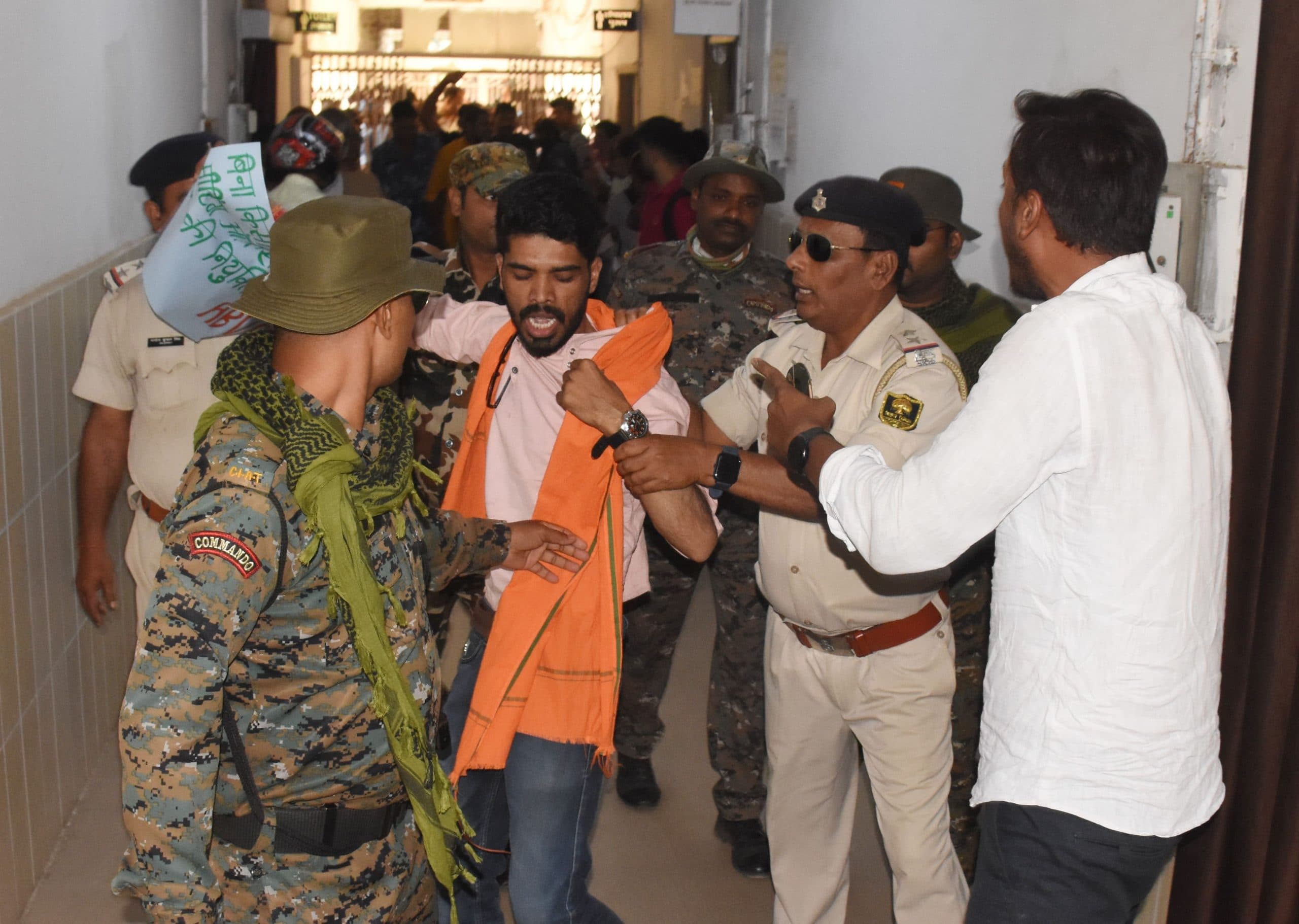 TMBU Bhagalpur: विभिन्न मांगों को लेकर एबीवीपी ने विवि में किया आंदोलन, तीन छात्र नेताओं को पुलिस ने हिरासत में लिया