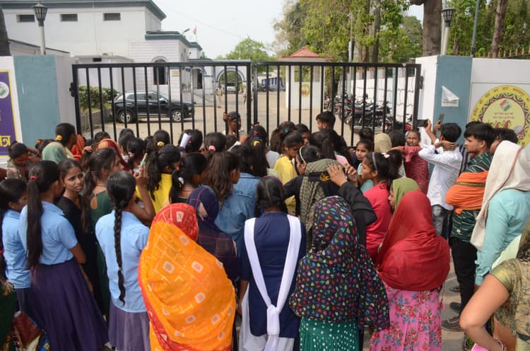 Bhagalpur News : नजदीक के स्कूलों में एडमिशन नहीं होने से परेशान हैं स्टूडेंट्स