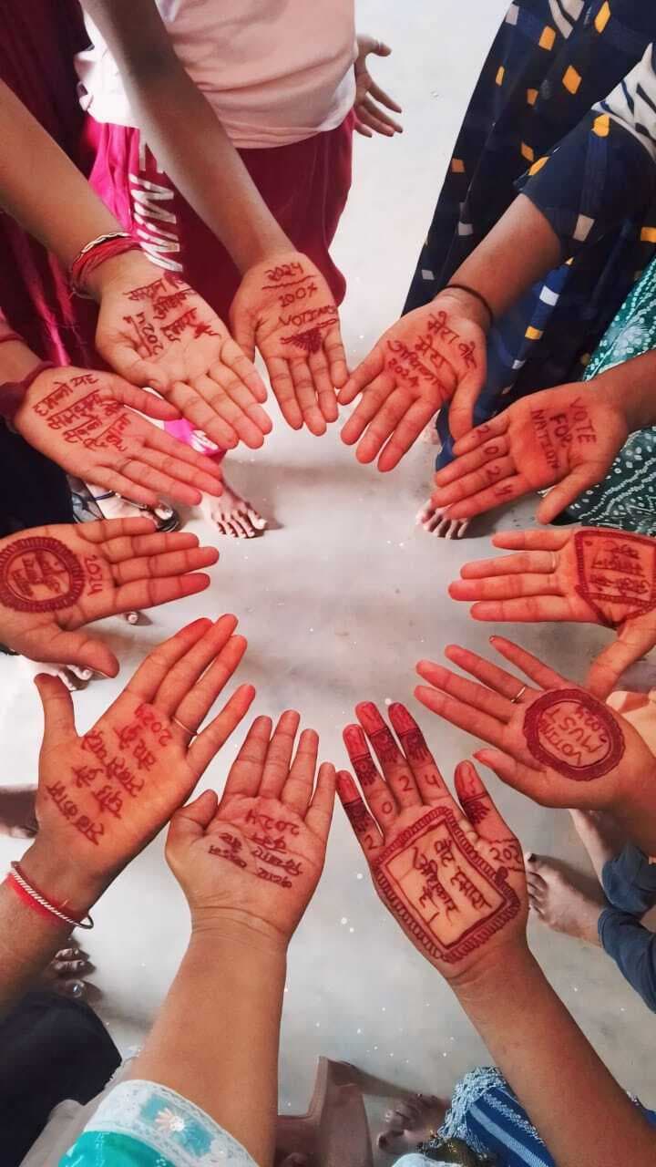 छात्राओं ने हाथों में मेहंदी लगाकर मतदाताओं को किया जागरूक