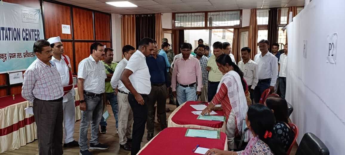 मतदानकर्मियों को दिया गया पोस्टल-बैलेट का प्रशिक्षण